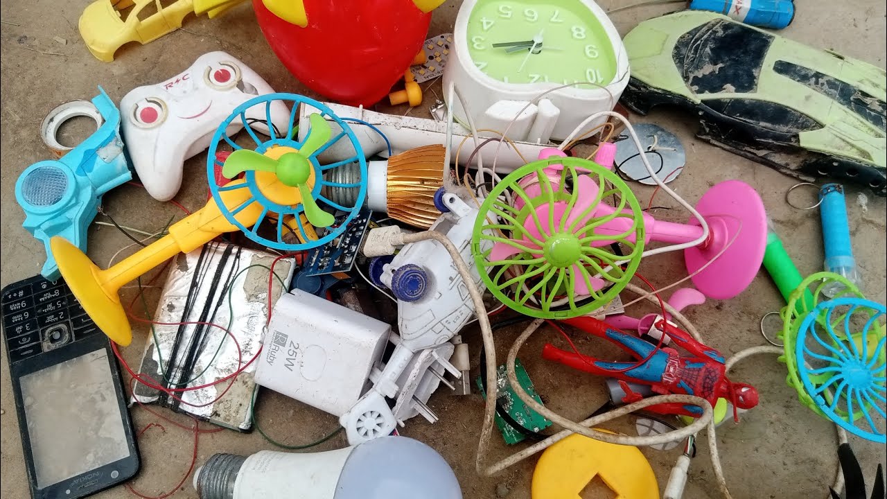 Breaking Open Toys to Explore DC Motor Fan Mechanism 🔧🤯 | Toy Mini Fan Disassembly