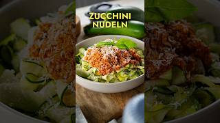 Zucchini-Nudeln mit Tomaten-Tofu-Soße