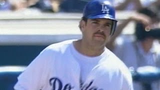 SEA@LAD: Piazza hits three-run shot to right-center