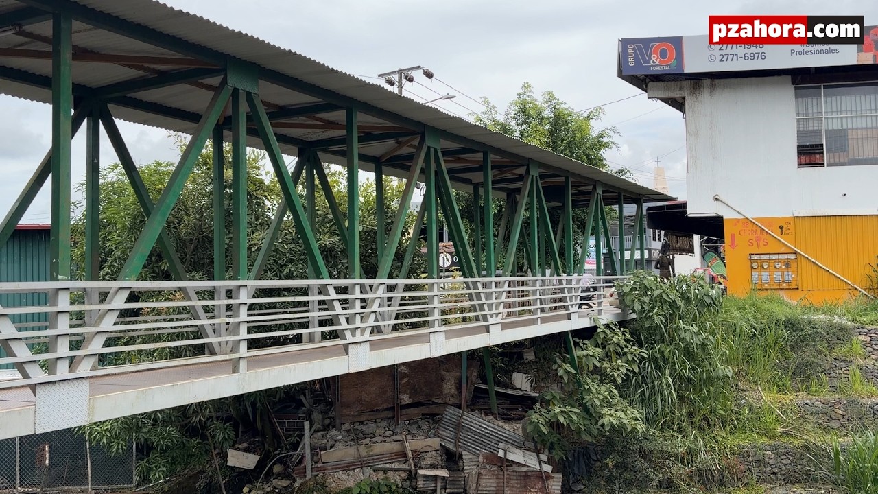 Vecinos celebran compromiso de la Municipalidad para arreglar puente peatonal 