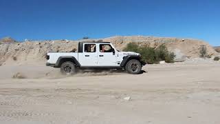 Jeep Gladiator showing why he is the boss at desert running screenshot 3