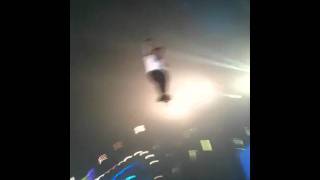 20110227 BIGSHOW SeungRi with sling
