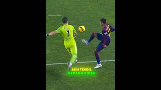 Mengambil Bola Dari Kiper Saat Lengah