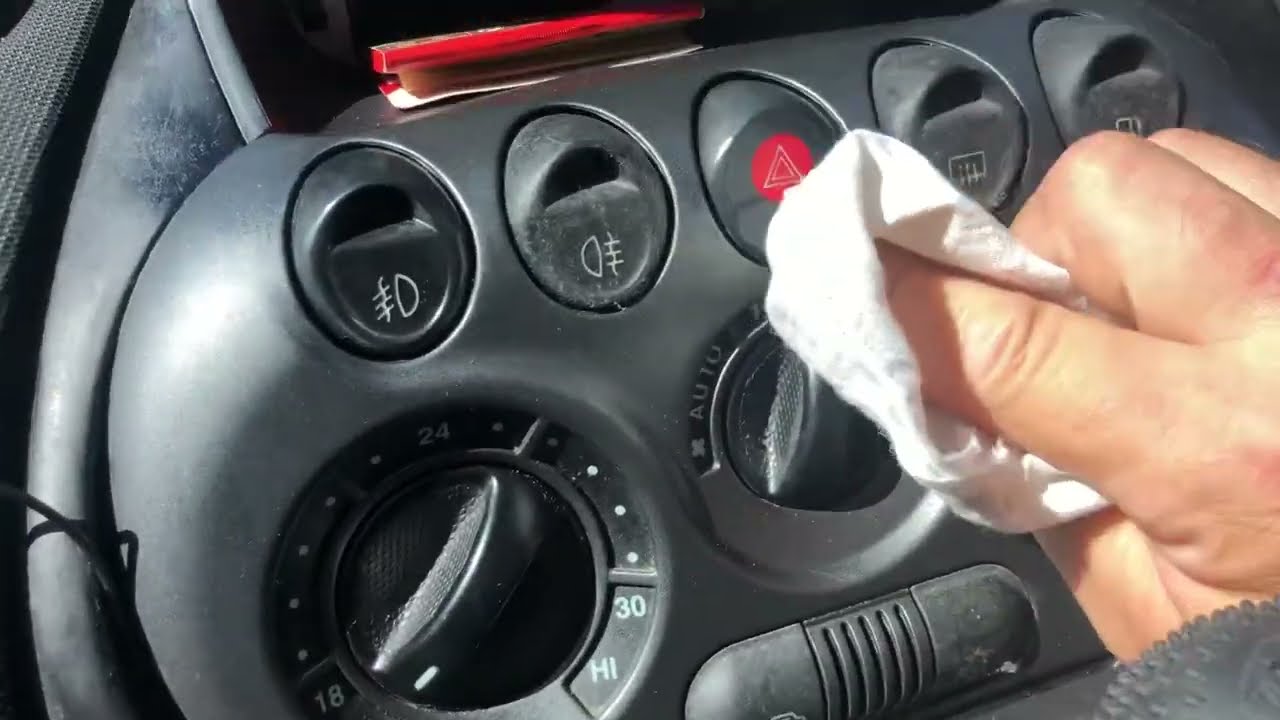Come ho pulito i pulsanti appiccicosi del cruscotto della mia multipla