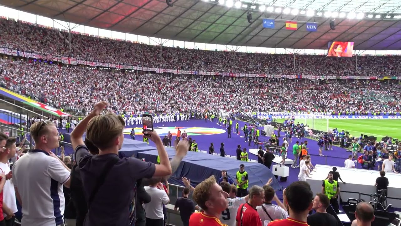 Euro 2024 Final: England fans - Hey Jude!