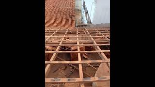 É Im Que Tudo Começa Destelhando Um Telhado E Tirando A Madeira.para Demolição.