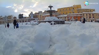 6 gennaio 2017 - come da previsioni meteo arriva la neve nel giorno
dell'epifania. siamo andati in giro per sulmona vedere situazione dopo
"la tempest...