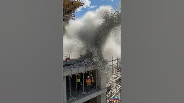 Scaffold fell toward the street — pedestrians fled in panic!