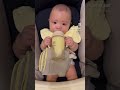 會自己拿奶瓶了 4m6d 寶寶紀錄 寶寶日常 育兒 會自己拿奶瓶了 4m6d 寶寶紀錄 寶寶日常 育兒