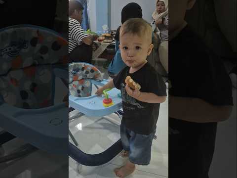 إبراهيم يرى سيارة طفل 