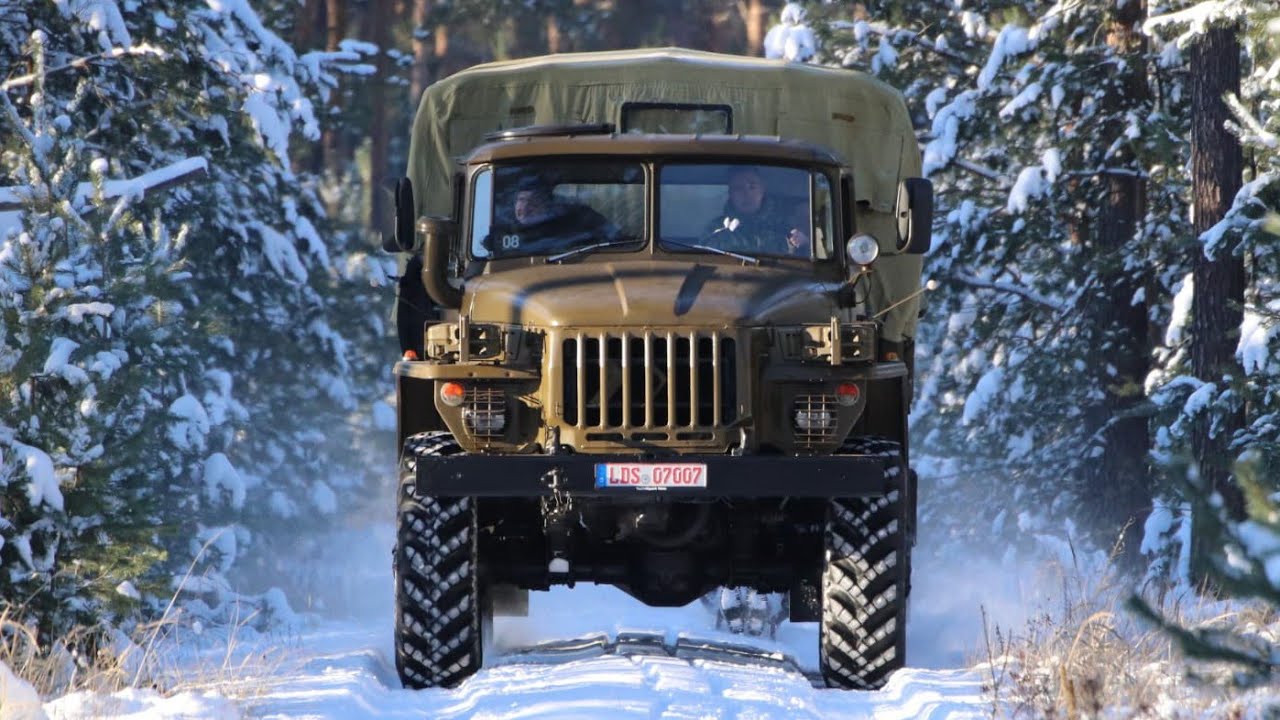 Ural-4320 (1985) - russischer Militärlastwagen im Schnee - Урал-4320