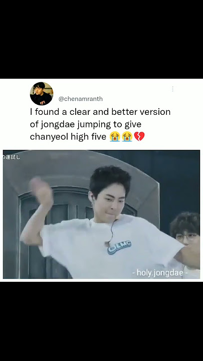 #EXO Chen jumps to reach Chanyeol's hand