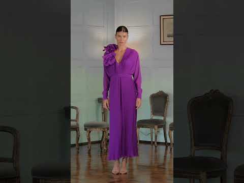 Vestido envelope mídi , com micro plissados, em mousseline toque de seda,  leve  e fluido.