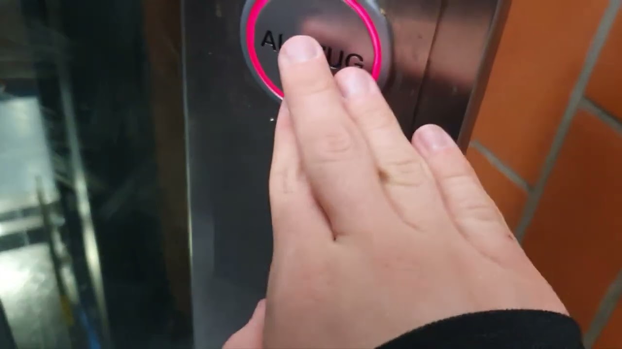 Tepper Glasaufzüge (Ansagen/ Hydraulik) im U Bahnhof Brunnenstraße in Dortmund.