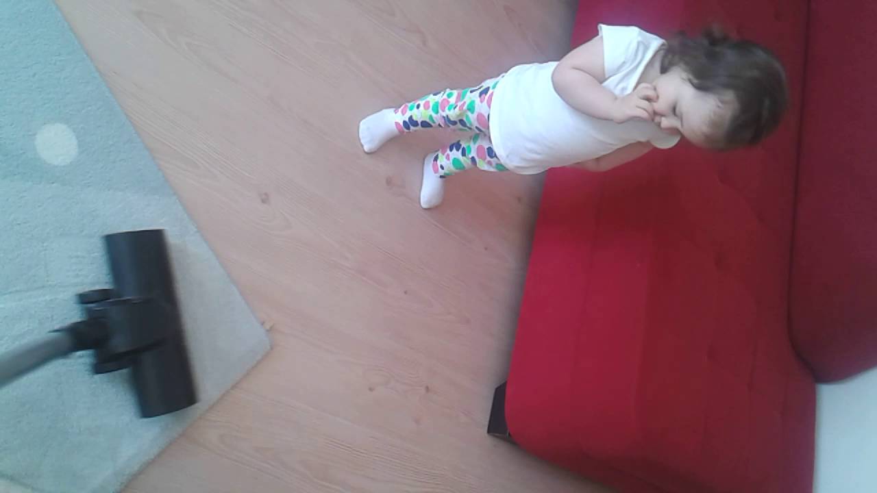 Baby to afraid of the vacuum Cleaner. Ayşe Zeren supurgeden korkuyor