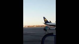 Pasajero de Barajas pierde un vuelo de Ryanair. Man runs for plane #Madrid Airport ...