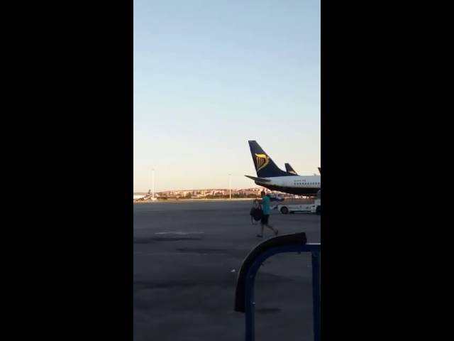 Pierde un avi&oacute;n y no se le ocurre otra cosa que perseguirlo