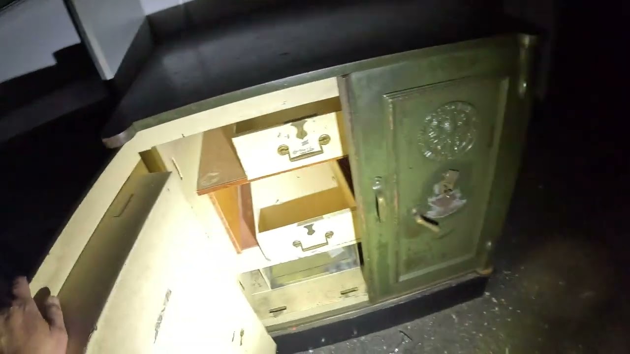 exploring abandoned debenhams building in nottingham part 1