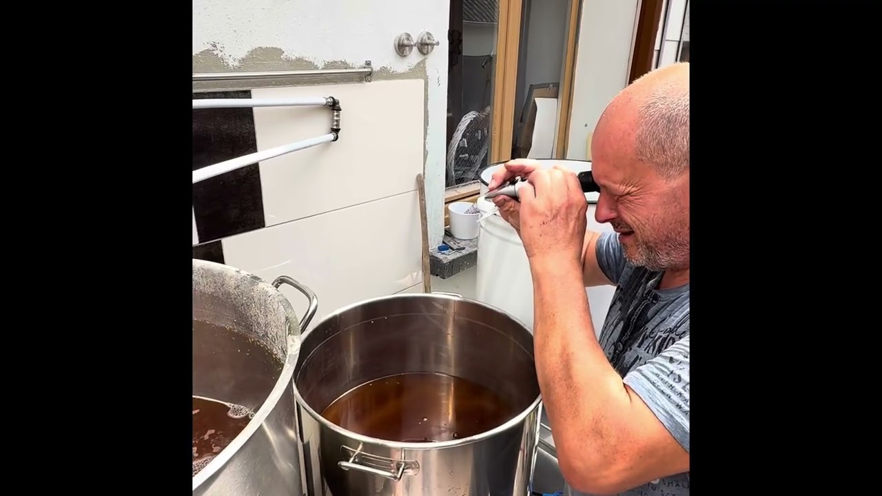 Bier brauen. Wir brauen heute ein Rotbier. 