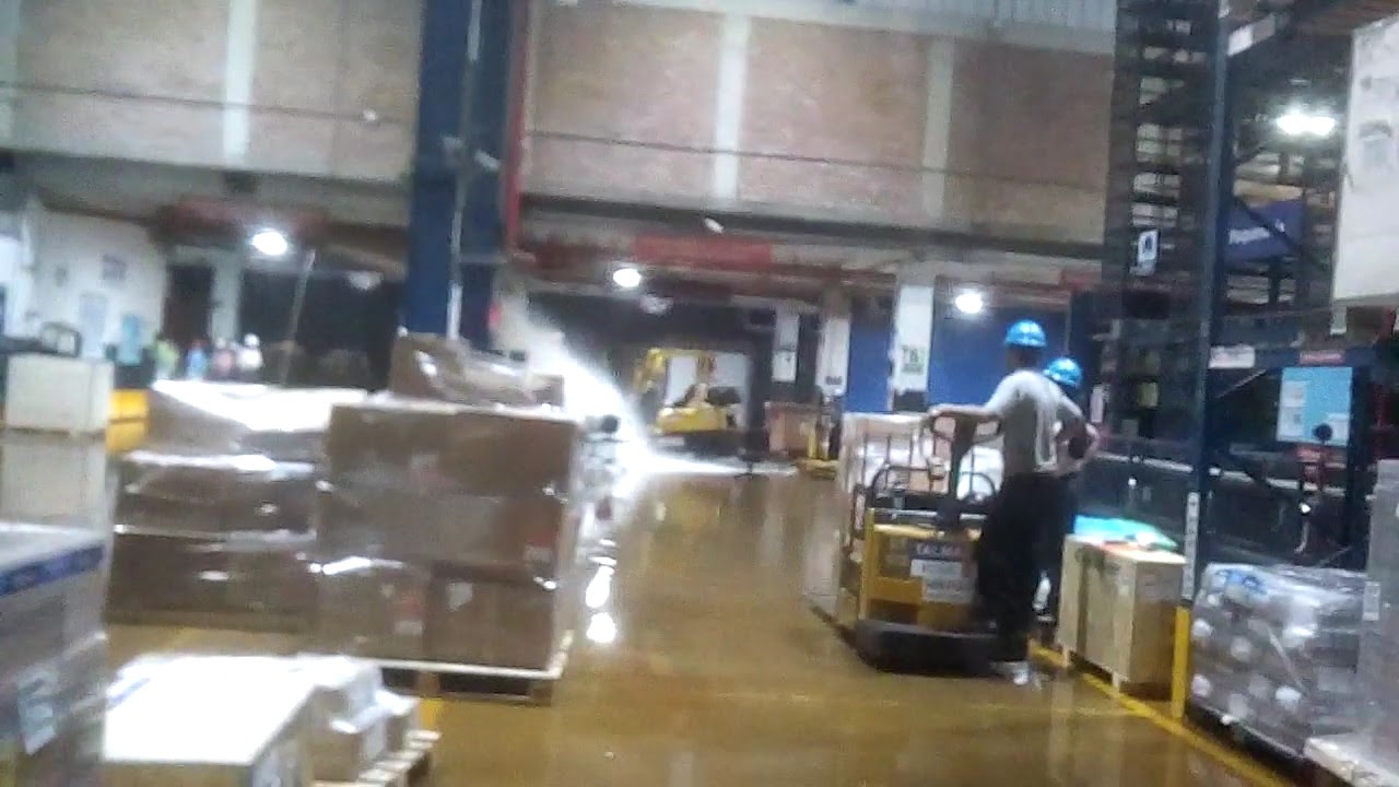 Se inunda el almacen de Importaciones Bv - YouTube