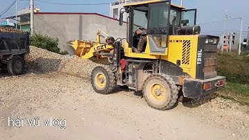 Máy xúc lật xúc sỏi lên công nông ba bánh đi đổ ben #