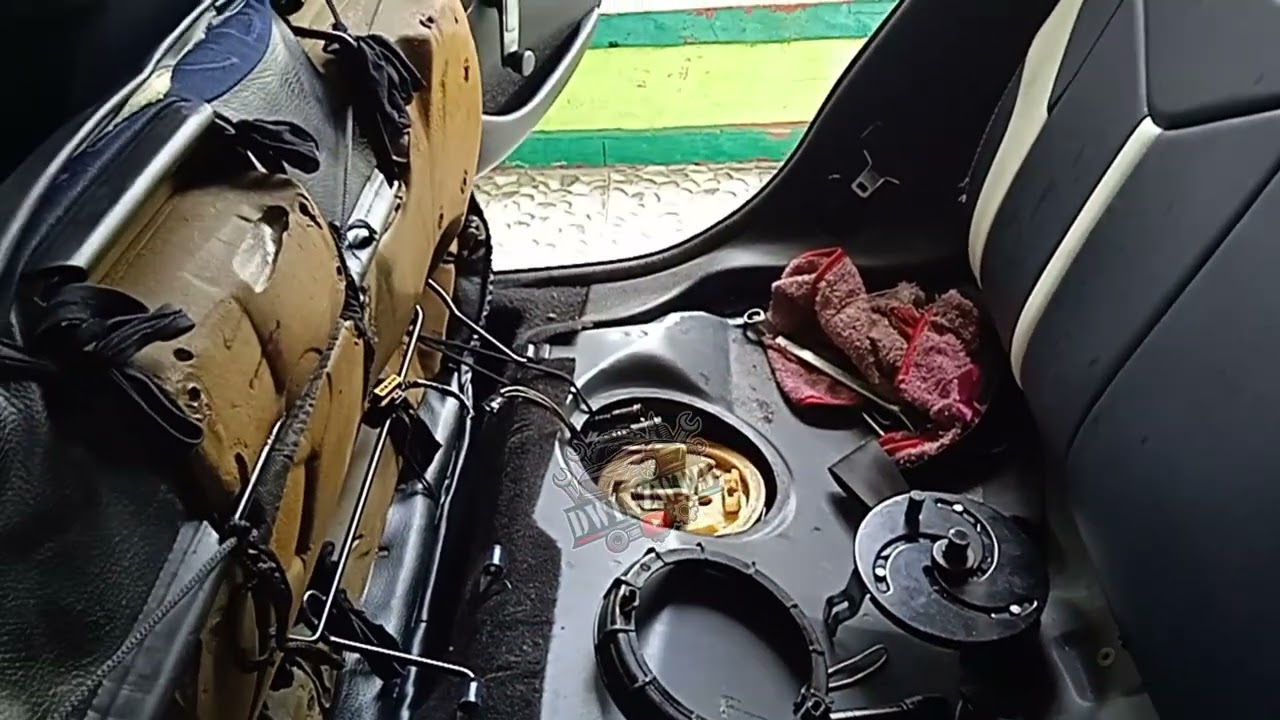 How to Remove the Fuel Pump on a Peugeot 206