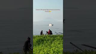 Высаживаемся возле вулкана Фусса. На дальнем плане остров Атласова #курилы #северныекурилы #атласова