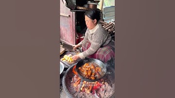 Chồng tôi làm việc rất chăm chỉ nên tôi đã nấu cho anh ấy một nồi đồ ăn ngon.