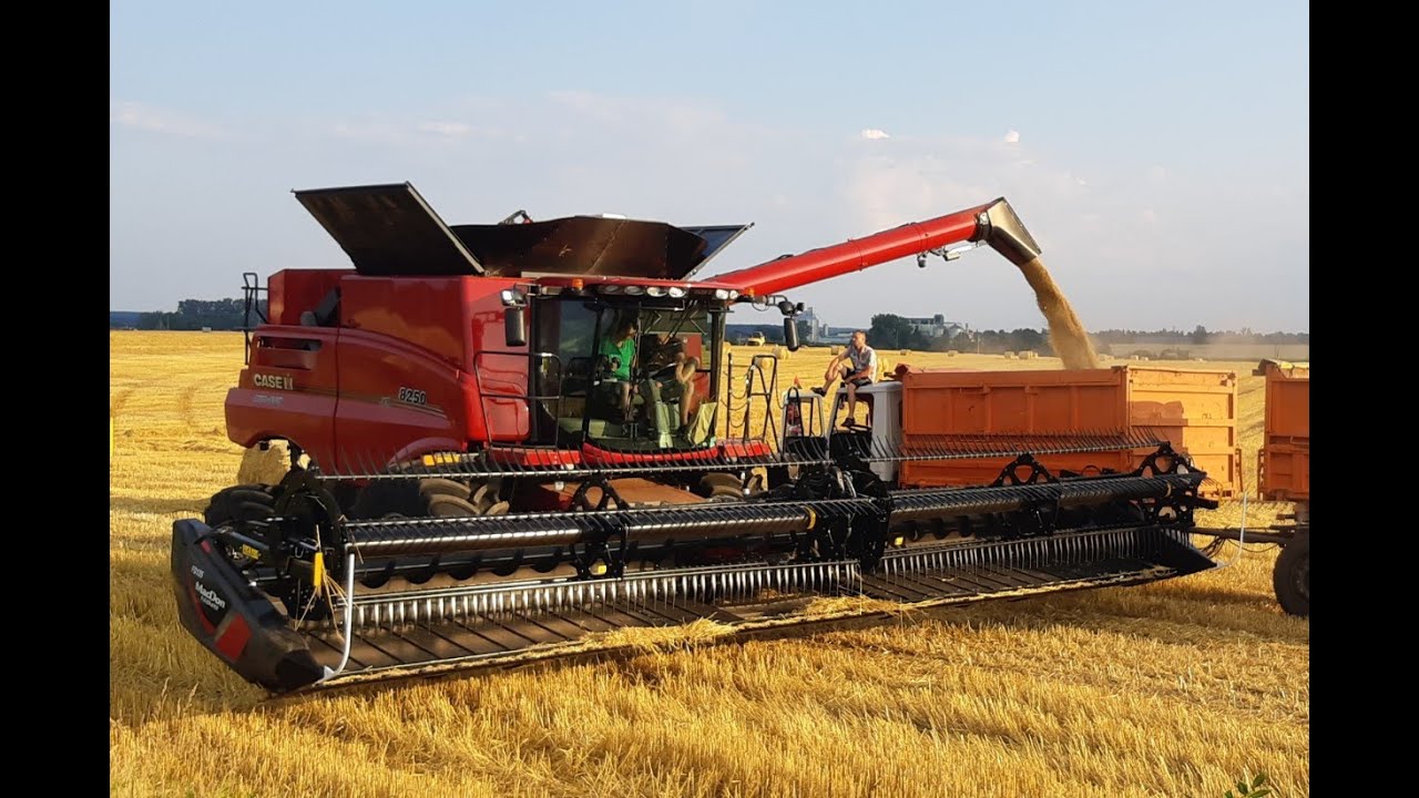 Комбайн Case IH Axial Flow 8250 с жаткой FD 135 от MacDon
