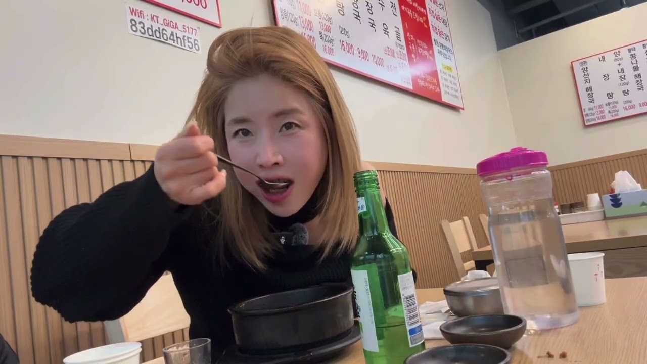 각티슈 위에 폰두고 촬영 ㅋ 칠칠이