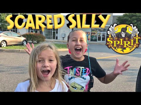 WE GOT SO SCARED AT SPIRIT HALLOWEEN SUPERSTORE SHOPPING FOR COSTUMES!
