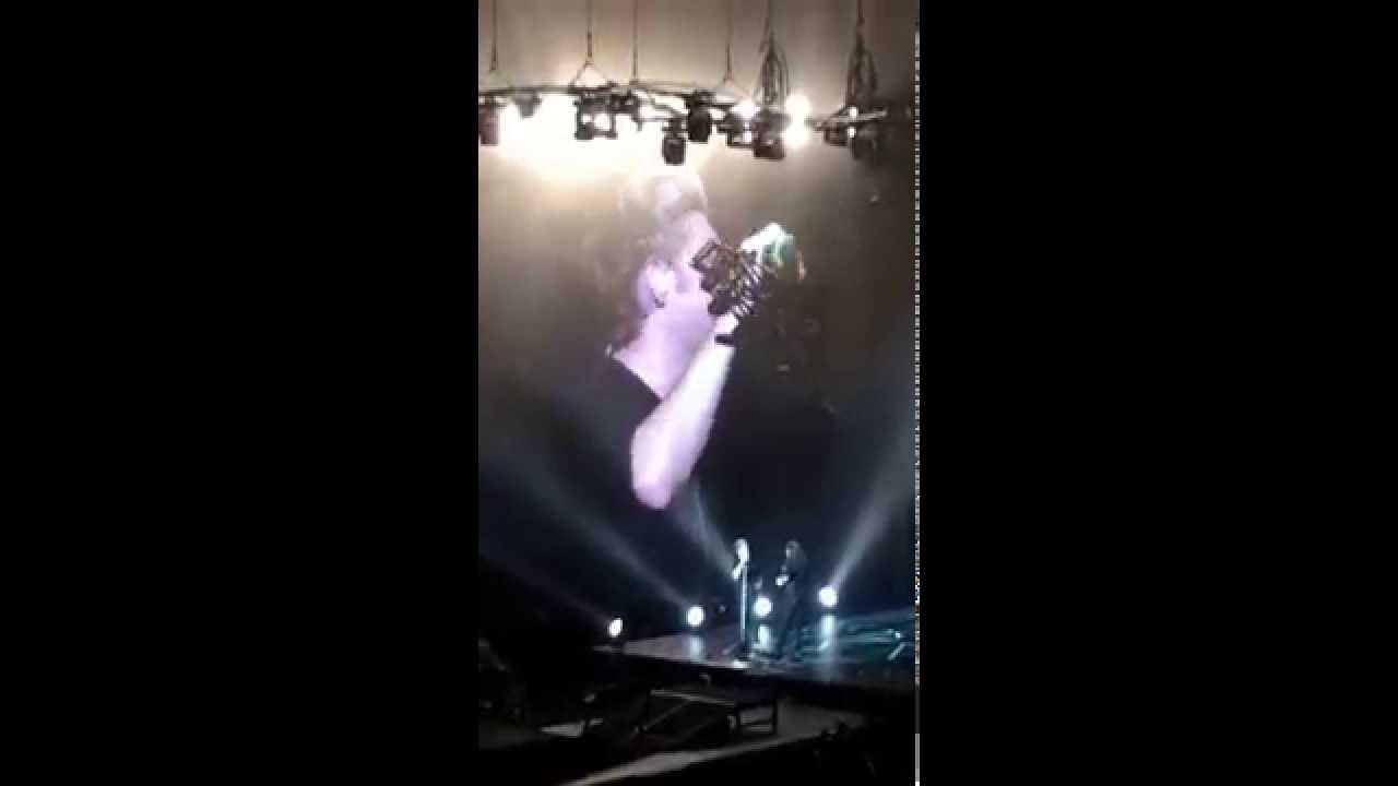 Harry talking to Niall onstage OTRA (Dublin 17-10-2015) 3 things we love about Ireland