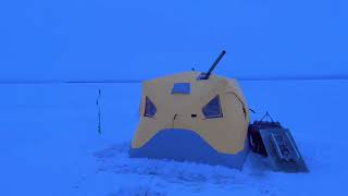 Зимняя рыбалка в палатке на Финском заливе у Дамбы.