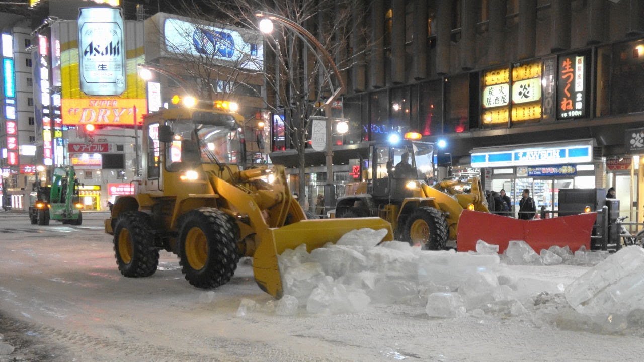 すごい迫力  氷像撤去 作業  - さっぽろ雪まつり2018
