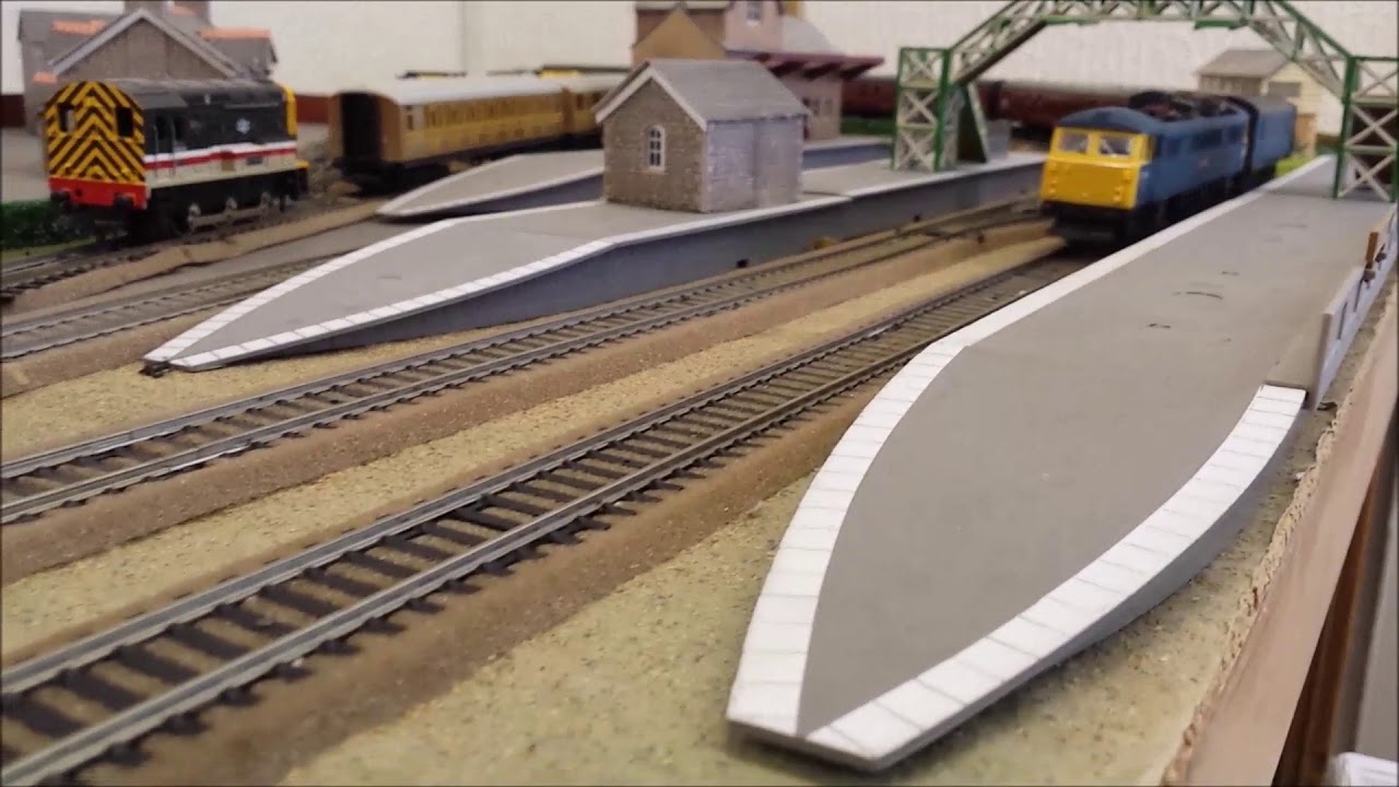 LIMA 205125MWG BR Class 87 Loco 'City of London' No. 87005 BR Blue L44514