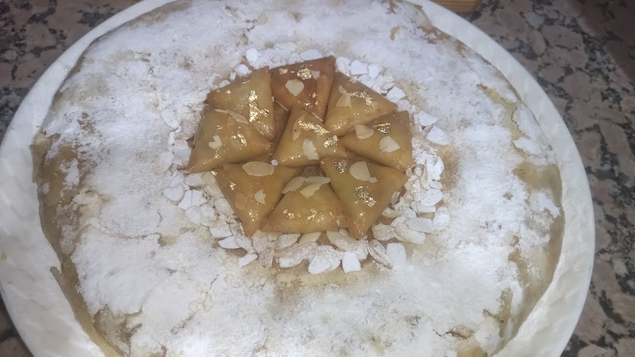 بسطيلة بالدجاج واللوز معلكة ولذيذة بطريقة ساهلة وعملية والتزين بالبريوات اللوز