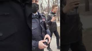 Полицейский в Новосибирске забрал камеру у оператора