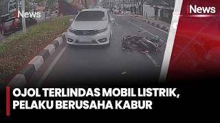 Ojol Terlindas Mobil Listrik, Pelaku Berusaha Kabur, Korban Dilarikan ke RS | iNews Siang 24/10