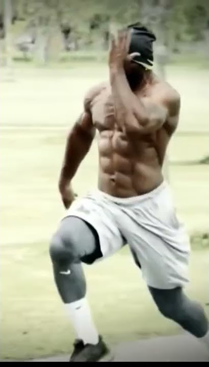 Yoel Romero running like his neck is fused, because it is