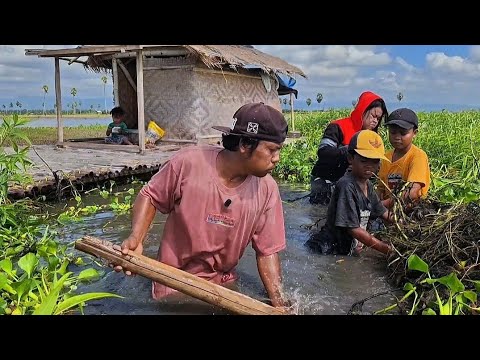 2 DAYS AT THE RAFT HOUSE CLEARING A PATH TO ESCAPE THE SWAMP WHILE FISHING