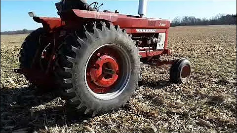 IH 1066 tractor (online auction at Auctionohio.com)