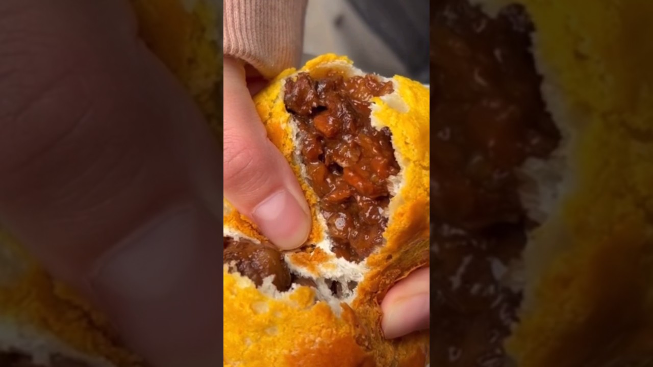 🤤 Luxious pineapple bun with roast pork nyc chinesefood breakfast 