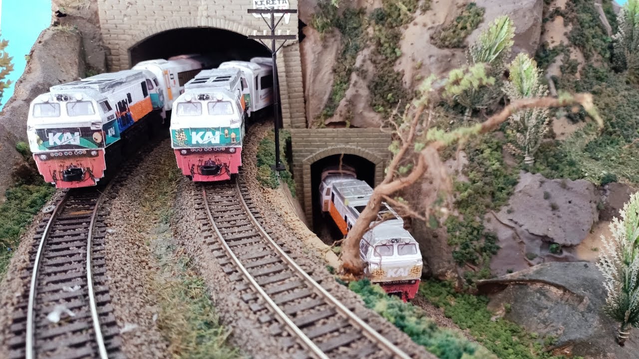 Parade Kereta api CC206 livery ketupat gerbong panjang tabrakan dengan kereta api cc201 diterowongan