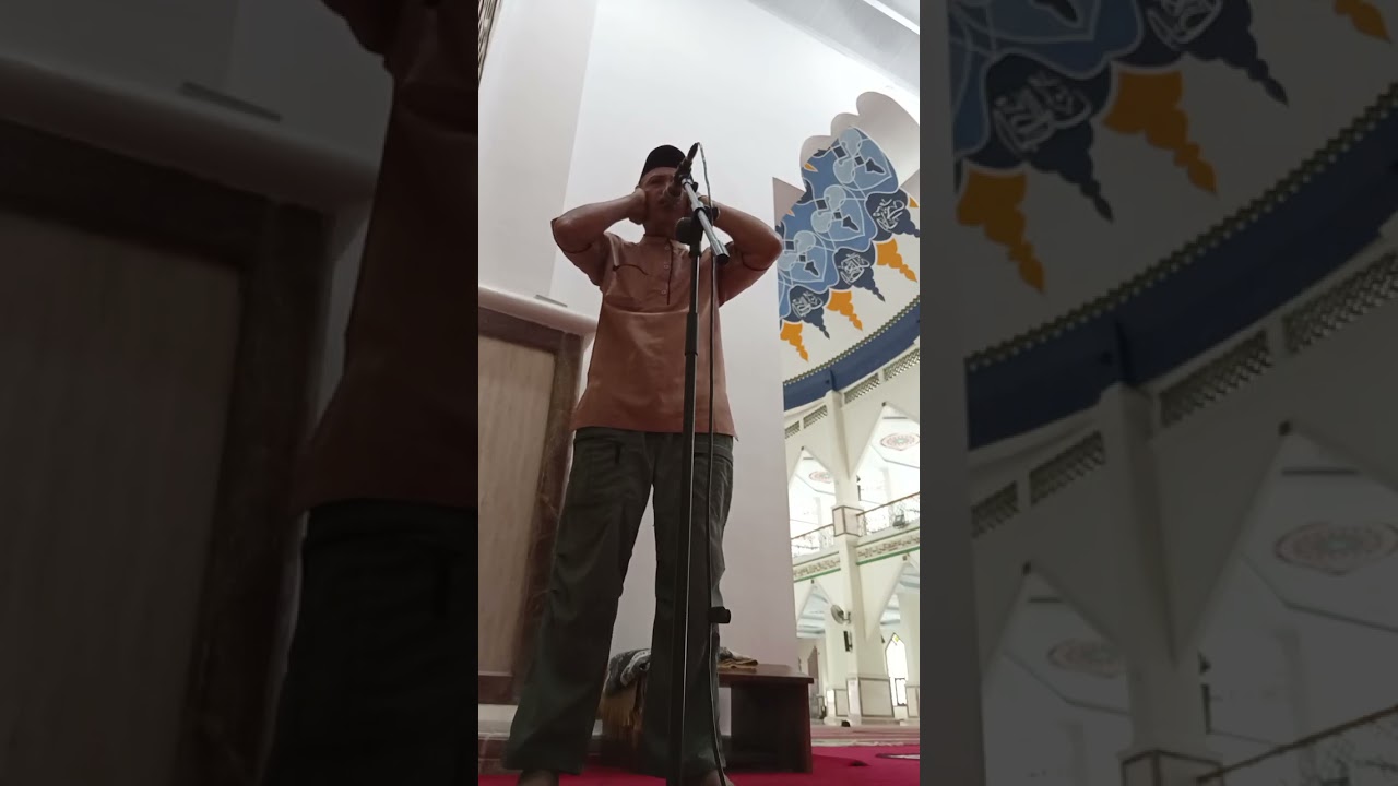 Adzan dzuhur di mesjid raya al kautsar mandonga kendari Sulawesi tenggara