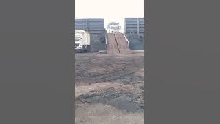 Truk Malaba.86 tergelincir saat turun kapal