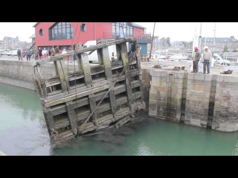 Dépose de portes d'écluses au port de Paimpol