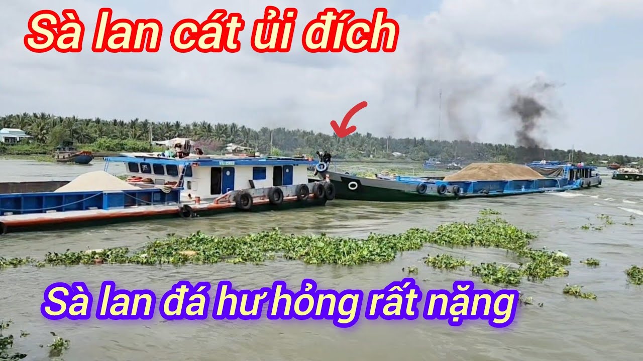 Sà lan cát chạy bất chấp tăng tóc ủi thẳng vào đích Sà lan đá hư hỏng rất nặng 