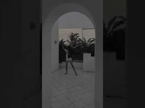 الممثلة عزة سليمان تظهر بإطلالة غربية وجريئة 