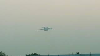 Indian Air Force Globelmaster C-17 Take Off From Patna Airport | Unbelievable short takeoff by C-17.