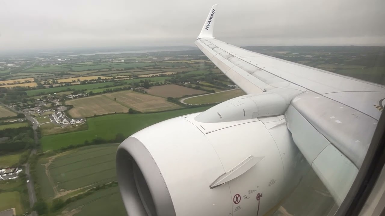 Ryanair 737-800 landing Dublin